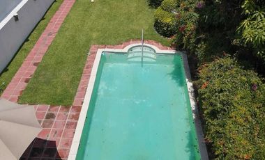 Casa de dos niveles con alberca y amplio jardín en Jardines de Cuernavaca.