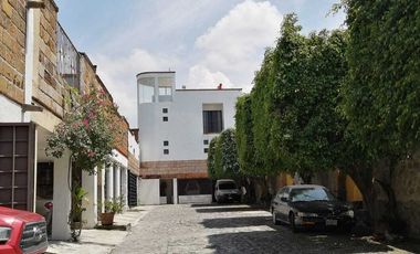 Casa de dos niveles con alberca y amplio jardín en Jardines de Cuernavaca.