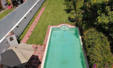 Casa de dos niveles con alberca y amplio jardín en Jardines de Cuernavaca.
