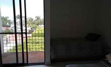 Casa de dos niveles con alberca y amplio jardín en Jardines de Cuernavaca.