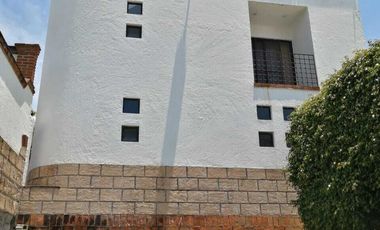 Casa de dos niveles con alberca y amplio jardín en Jardines de Cuernavaca.
