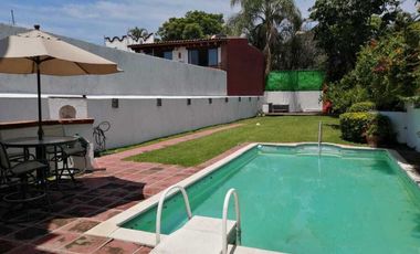 Casa de dos niveles con alberca y amplio jardín en Jardines de Cuernavaca.