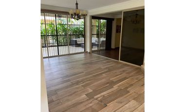 VENTA DE CASA EN CLAYTON, EMBASSY GARDEN REMODELADA