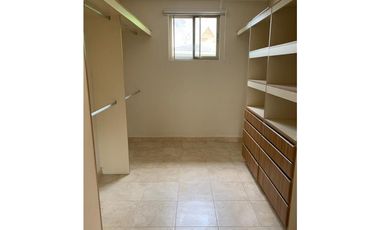 VENTA DE CASA EN CLAYTON, EMBASSY GARDEN REMODELADA