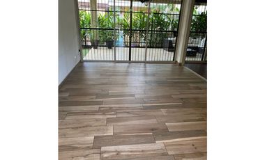 VENTA DE CASA EN CLAYTON, EMBASSY GARDEN REMODELADA