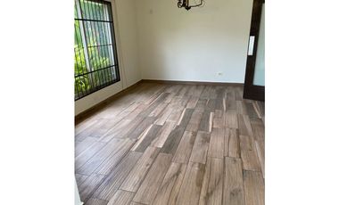 VENTA DE CASA EN CLAYTON, EMBASSY GARDEN REMODELADA