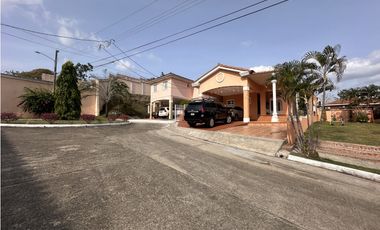 VENTA CASA  EN ALTOS DEL BOSQUE, EL DORAL  329.82MTR