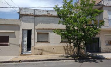 CASA DOS DORMITORIOS CIUDAD DE AZUL A LA VENTA