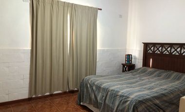 CASA QUINTA  con pileta, quincho y terreno amplio!