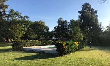 CASA QUINTA  con pileta, quincho y terreno amplio!