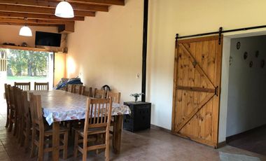 CASA QUINTA  con pileta, quincho y terreno amplio!