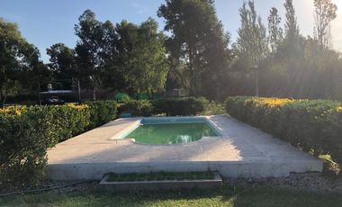CASA QUINTA  con pileta, quincho y terreno amplio!