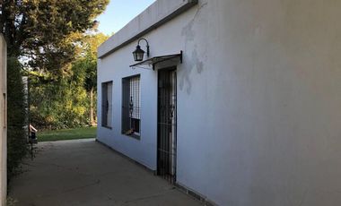 CASA QUINTA  con pileta, quincho y terreno amplio!
