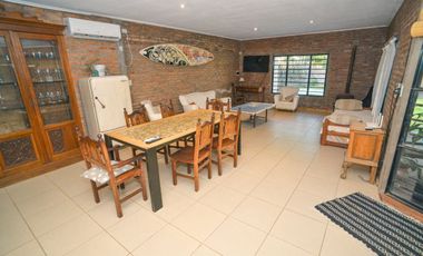 Casa Moderna de 2 dormitorios y pileta en Arroyo L