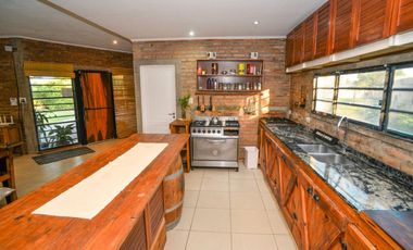 Casa Moderna de 2 dormitorios y pileta en Arroyo L