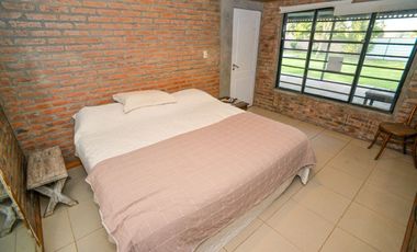 Casa Moderna de 2 dormitorios y pileta en Arroyo L