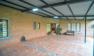 Casa Moderna de 2 dormitorios y pileta en Arroyo L