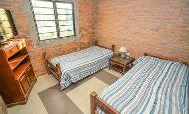 Casa Moderna de 2 dormitorios y pileta en Arroyo L