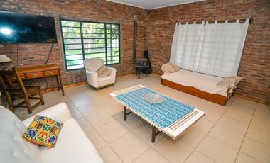 Casa Moderna de 2 dormitorios y pileta en Arroyo L
