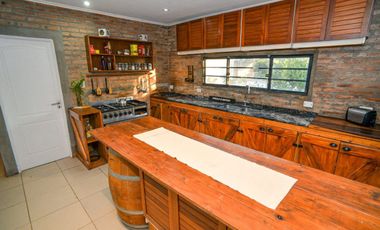 Casa Moderna de 2 dormitorios y pileta en Arroyo L