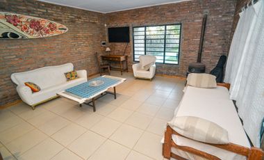 Casa Moderna de 2 dormitorios y pileta en Arroyo L