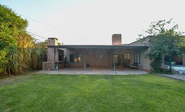 Casa Moderna de 2 dormitorios y pileta en Arroyo L