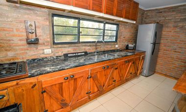 Casa Moderna de 2 dormitorios y pileta en Arroyo L