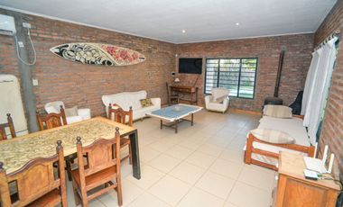 Casa Moderna de 2 dormitorios y pileta en Arroyo L