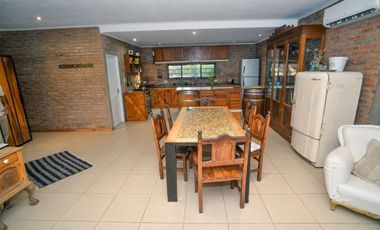 Casa Moderna de 2 dormitorios y pileta en Arroyo L
