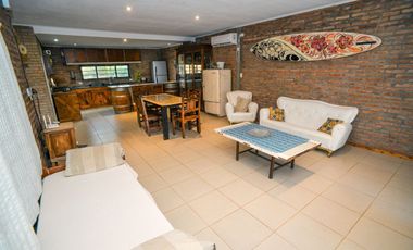 Casa Moderna de 2 dormitorios y pileta en Arroyo L