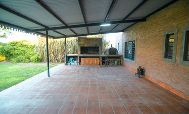 Casa Moderna de 2 dormitorios y pileta en Arroyo L