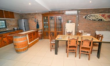 Casa Moderna de 2 dormitorios y pileta en Arroyo L