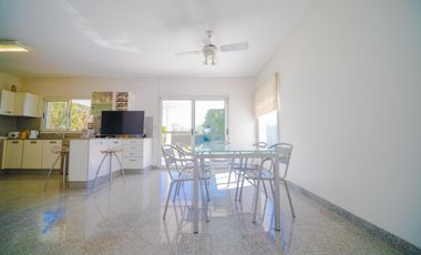 Alquiler ANUAL- Casa 6 amb. en B. Los Laureles