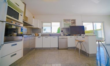 Alquiler ANUAL- Casa 6 amb. en B. Los Laureles