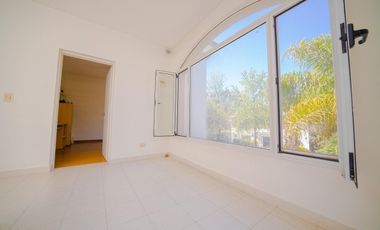 Alquiler ANUAL- Casa 6 amb. en B. Los Laureles