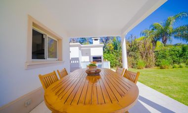 Alquiler ANUAL- Casa 6 amb. en B. Los Laureles