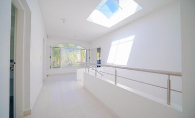 Alquiler ANUAL- Casa 6 amb. en B. Los Laureles