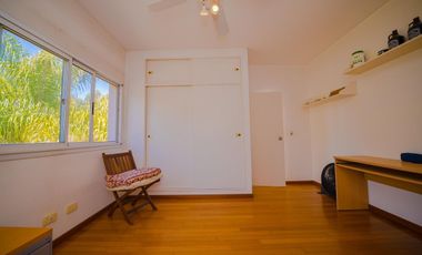 Alquiler ANUAL- Casa 6 amb. en B. Los Laureles