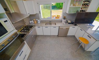 Alquiler ANUAL- Casa 6 amb. en B. Los Laureles