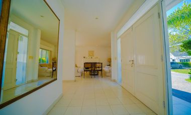 Alquiler ANUAL- Casa 6 amb. en B. Los Laureles