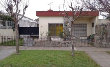 VENTA CASA 3 AMB. C/COCH PATIO PARRILLA EN MATHEU