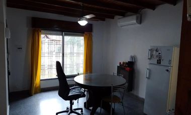 VENTA CASA 3 AMB. C/COCH PATIO PARRILLA EN MATHEU