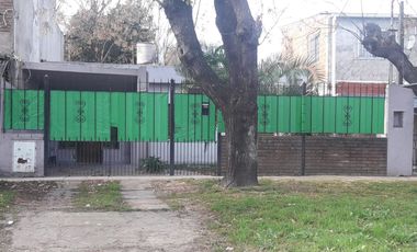 VENTA DE CASA EN TEMPERLEY CON GARAGE y GRAN LOTE