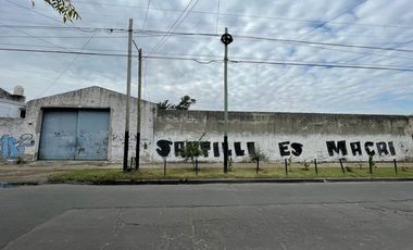 EXCELENTE GALPÓN CON SALIDA A DOS CALLES
