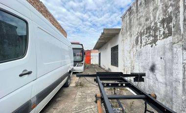 EXCELENTE GALPÓN CON SALIDA A DOS CALLES