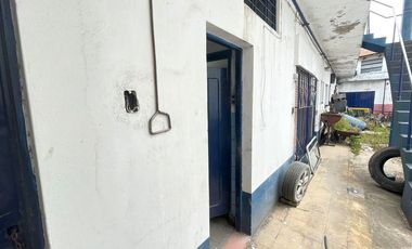 EXCELENTE GALPÓN CON SALIDA A DOS CALLES