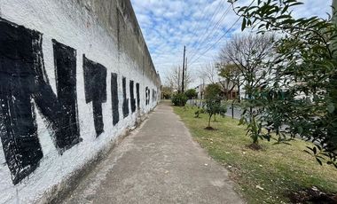 EXCELENTE GALPÓN CON SALIDA A DOS CALLES