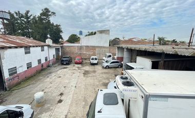 EXCELENTE GALPÓN CON SALIDA A DOS CALLES