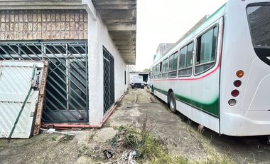 EXCELENTE GALPÓN CON SALIDA A DOS CALLES