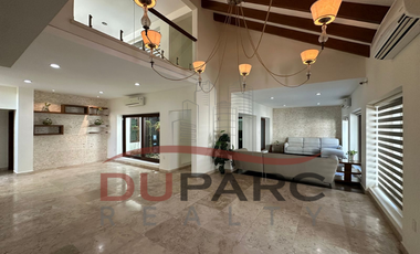 Residencia de  1,030 m2 ,  5 Recamaras  + 1 Estudio